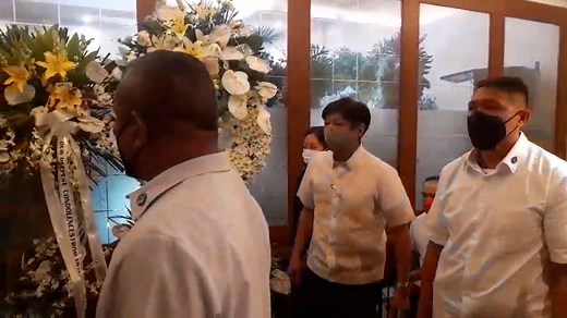 Presumptive President Bongbong Marcos Jr. and wife Liza attend the wake of Susan Roces at the Heritage Park, Taguig City. 📹: Rafael Bacho Jr. READ: https://www.gmanetwork.com/news/topstories/nation/832735/bongbong-marcos-wife-pay-last-respects-to-susan-roces/story/ | GMA News