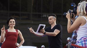 Celebrity woman giving autographs at the premier - Free Stock Video