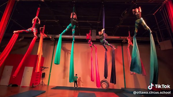 Teens Shine in Holiday Mini Show at Ottawa Circus School