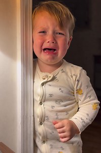 😯 Chaque nuit, mon fils de quatre ans me demandait de dormir dans notre chambre. Au début, je pensais qu’il avait simplement peur, mais je me suis vite rendue compte que c'était en réalité une petite caprice. Alors, je lui ai refusé, lui expliquant qu’il était déjà grand et qu’il devait dormir seul dans sa propre chambre. Ce qu’il a dit nous a laissés sans voix. Quand Léo avait quatre ans, il avait déjà sa propre chambre, mais il venait souvent dans notre chambre pour dormir avec nous. Au début