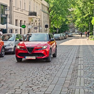 Lubimy podróżować z tymi, którzy podzielają naszą pasję. Przygotuj się na elektryzującą wyprawę z Robertem Makłowiczem na pokładzie nowej Alfy Romeo Junior. #AlfaRomeo #AlfaRomeoJunior | ALFA ROMEO