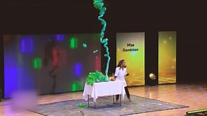 Camille Schrier: Miss Virgina macht chemisches Experiment