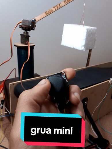 Grúa Controlada por Joystick con Servomotores