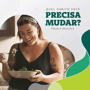 Desafio dos desejos: comente o que você mais precisa mudar agora. Vamos mudar hábitos juntos! #Mude1Hábito​ ​ #PraCegoVer #PraTodosVerem​ Sobre fundo claro, está a foto de uma mulher sorrindo com um prato de salada nas mãos. Ao lado direito está escrito: “Qual hábito você precisa mudar? Pause e descubra.” As próximas telas passam bem rapidamente alternando cores com os textos: “Dormir 8h por noite, comer melhor, fim do sedentarismo, descansar mais, menos tempo no celular, cuidar da pele, novo ho