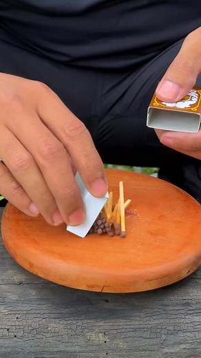 Survival Hacks DIY smoke bomb with matches #camping #survival #outdoors #diy | Vivian Solis