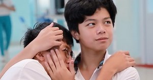 Biểu cảm "Anh này của tôi, các người xê ra" của hai nam sinh lớp 10 điển trai khiến fan girl "chết điếng" vì ngỡ xem phim đam mỹ