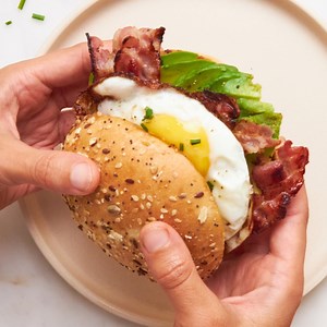 Rien de plus gourmand qu’un burger avocat & lard pour se réconforter cet automne-hiver 😇 À croquer dans un délicieux pain burger moelleux, Création Graines Pains Jacquet 👀 🍴: Recette du Burger avocat & lard dispo sur l’app ou sur jow.fr | Jow