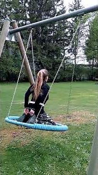 Handcuffed submissive enjoys the swing - Subbi geniesst gefeselt die Schaukel