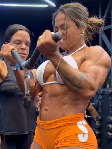 Treino Eficiente com Carol Vaz na Academia