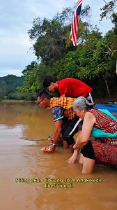 296K views · 6K reactions | Adat lama Iban ke agi dikemeran ba Song iaitu Adat meri anak mit mandi. Ba video tu,adat tu nitih ke ngatur pengawa tu. Tuju adat tu meri pemanah maia anak mit tu besai. Adat BETEMU enti enda digaga dulu sebedau betegu deka Mali. Adat iban lama nama agi patut kami duai gaga ke video ngambi kunsi gai ke bukai. Uji komen ga. #adatlamaiban #adatmerianakmitmandi #ibansarawak CREDIT MUSIC : PEMERINDANG DAYAK | Shirly&Nomi | Facebook