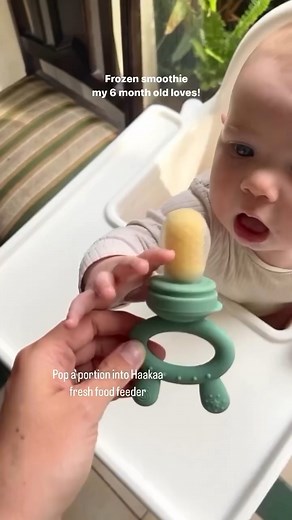I love using our haakaa nibble tray with the fresh food feeder to give my 6 month old yummy frozen smoothies! This one is just banana, mango, milk and water. t’s worth noting that cow’s milk as a drink is not recommended until baby is 12 months old, but is fine to mix in with food. I like to do half milk, half water. 💕🎥 & written by beautiful mama @homewithharlow. Just comment ‘smoothie’ below and we‘ll DM you with the delicious details and easy-to-follow steps for this perfect treat!🍌🥭 #bab