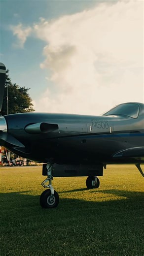 PIPER M500 visited Phuket Airpark ที่สุดของที่สุด ความงดงาม PIPER ไม่เคยทำให้ผิดหวัง จะสวยอะไรเบอร์นั้น ที่สำคัญ นอกจากความสวยแล้ว ยังขึ้น- ลง ที่ทุ่งได้ สุดยอด 🤩 ขอขอบคุณท่านเจ้าของ และนักบิน พี่จอร์จ ครู เนล บินเครื่องมาทักทายที่ทุ่งด้วยค่ะ ยินดีต้อนรับเสมอนะคะ ❤️ Credit เจ้าของคลิป น้องตั้ว ขอบคุณมากค่ะ #PiperM500 #flyingphuket | Flying Phuket ทุ่งควายบิน