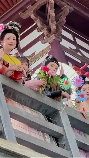 The glamour of ladies wearing traditional Chinese costumes can still amaze people today. #Hanfu #tradition #Chinachic #beauty #girl #culture #costume | HustleBustle_China