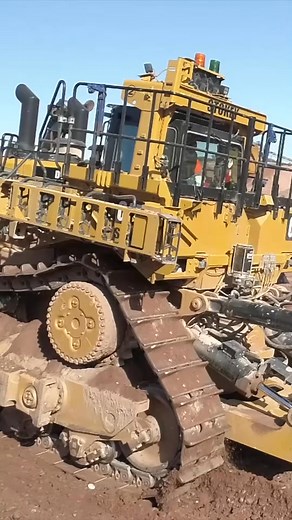 #digger #dumptruck #dozer #bulldozer #catd11 #catpower #construction #heavyequipmentoperator #komatsu #builtforit #excavator #quarry #dirtlife | Steven Galloway3