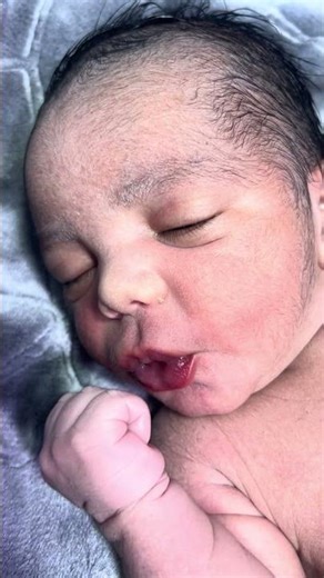 #babyfirstminutes Chubby ready to lunch 👶💓