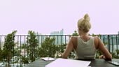 Femme blonde jouir sur un balcon