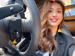 Jeon So Mi gives a sneak preview of her upcoming release