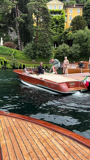 Buongiorno 🇮🇹✨ Best Experience in Lake como 3 Hours la dolce vita Cruise LINK IN BIO La Dolce Vita Cruise” BESTSELLER PRIVATE TOUR duration 3hrs from Varenna and Bellagio STOP 30 min in villa Our Classic Cruise begins in the mid-lake area and it includes major attractions like spectacular waterfall in Nesso. You stop 30 min in Villa Balbianello Ticket not includeed. You will be able to view: Villa Cipressi Villa Monastero Villa Melzi (beautiful gardens) Villa del Balbianello (Closed Monday and