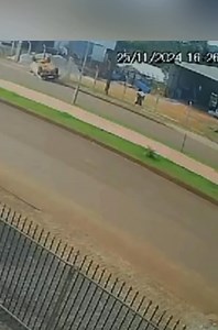 Vídeo mostra carro capotando ‘sozinho’ no Paraná; veja o que aconteceu Um vídeo que capturou um acidente curioso em Laranjeiras do Sul, região central do Paraná, viralizou na última terça-feira (26). As imagens, registradas por uma câmera de segurança, mostram um Fiat Uno capotando de forma inexplicável, em plena avenida Santos Dumont, uma das principais da cidade. O incidente ocorreu na tarde de segunda-feira (25), e, apesar do susto, não houve feridos.Nas cenas, uma carreta carregada com toras