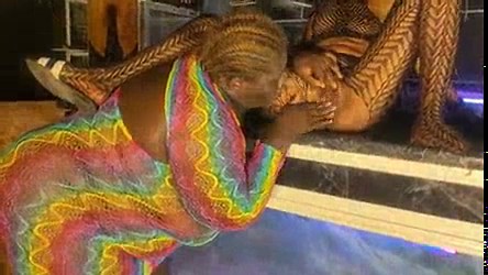 Une maîtresse a puni une serveuse de bar pour son entêtement. Vidéo complète disponible sur mon compte premium.