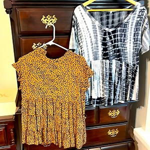 🌟2 Bundled short-sleeved Peasant Tops by AMAZON, both size SM, colors vary