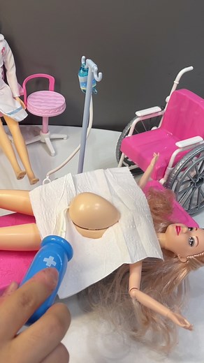Barbie’s giving birth in 20 seconds 👶🏻 #asmrtoys #pregnantdolls #barbiedoll
