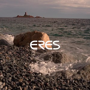 Rêver d’un été sans fin... Hana Jirickova porte “Ambera” en coloris Wax Wateproof. eresparis.com #ERESSUMMER21 #ERESSWIMWEAR | Eres Paris