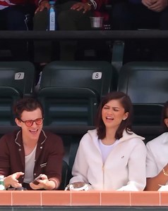 Somos fans de esta pareja🎾 👉Zendaya y Tom Holland fueron vistos disfrutando de un partido de tenis en el Masters de Indian Wells y cantando una canción de Whitney Houston. ¿Qué te parecen? ¡Sigue en #LaHoraHOLA las últimas noticias de tus estrellas favoritas! 📷: ¡HOLA! | HOLA TV