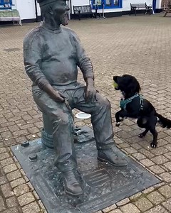 He just wanted to play fetch with the statue | UNILAD