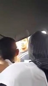 Lelaki acah-acah gangster mengamuk sambil hempas pintu kereta. Orang dah mintak maaf sambil nangis-nangis tu maafkan je la, biar tulisan kat baju tu menjadi cermin akhlak kepada pemakainya. Mungkin besar kesilapan dia tapi bukan macam ini cara nak ajar mereka. Kasi viral skit nak tau jugak apa punca dan munasababnya Share laju-laju #marhaentv | Jengka Today