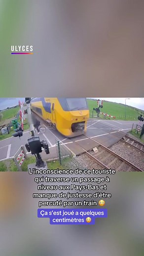 Touriste traverse un passage à niveau aux Pays-Bas et échappe de peu au train