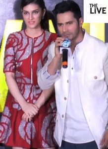 Varun Dhawan's FUNNY Reply to the reporter who asks him to KISS Kriti Sanon on stage. #VarunDhawan #KritiSanon | The Live