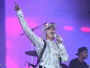 Miley Cyrus laughs off wardrobe malfunction during New Year’s Eve special