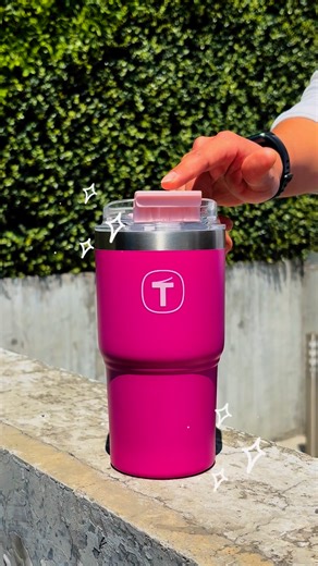 El termo que vende solo… y da de qué hablar. Con el Big T Rosa, tus ventas brillan más que nunca: estilo, funcionalidad y temperatura ideal todo el día. 🔥❄️ 🎯 Tip de venta: Ideal para chicas de oficina, mamás multitask y quien ama estar hidratada con glamour. ¡Un regalo perfecto y un básico diario! 💼💅 🚀 Promuévelo con todo y activa tu modo emprendedor | Familia Tupperware México