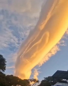 🌥️ Mysterious cloud formation over Venezuela sparks curiosity Residents of San Cristóbal, Venezuela were caught by surprise early morning of September 21 at 6:42 AM when a peculiar cloud formation appeared in the sky. The unusual shape quickly drew attention, with some locals snapping photos and sharing them online. Meteorologists say such formations are often the result of shifting winds, humidity, and temperature changes in the upper atmosphere—natural factors that can create dramatic pattern