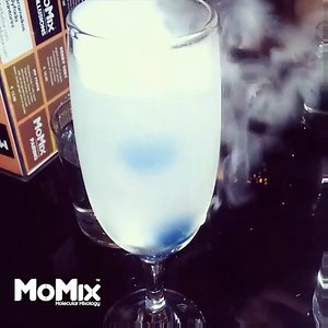 Το #SmurfsΙnΑBubble μας δροσίζει και αυτή τη Παρασκευή στα #MoMixBars! Awesome video Diana! | Momix Bar (Molecular Mixology)