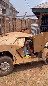 📌Afrikalı Gencin Azmi Takdir Topladı Hayalindeki spor arabayı kartondan ustalıkla inşa edip büyük bir gururla süren Afrikalı genç. | Yeni Gazetem