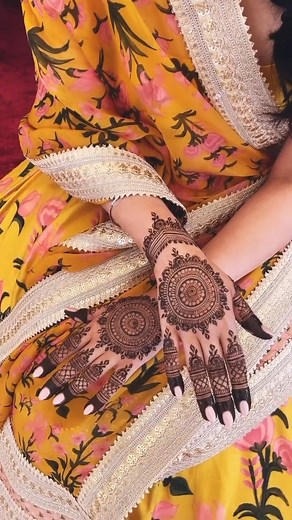 Minimal mehendi designs are easy and practical for intimate weddings, especially when it comes to a summer or monsoon wedding. Video Credits - IG @hennabyaman Getting married soon? You must visit: https://www.wedmegood.com/ Download our app and browse over 1.7 mn photos, to find your wedding style: https://wedmegood.app.link/wmgapp_fb | WedMeGood
