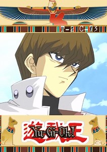 El Duelo de Yugi y Kaiba contra Lumis y Umbra llega a su conclusión. Lumis logra Invocar a su monstruo más poderoso, " Bestia Enmascarada Des Gardius ", y planea destru1r a Yugi . Sin embargo, Kaiba increíblemente sacrific4 su " Dragón Blanco de Ojos Azules " para salvar a su rival y darle la oportunidad de contraatacar. | Faraón Atem