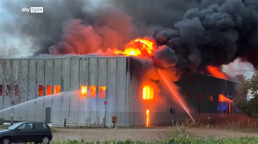 Torino, maxi incendio in un'azienda a Pianezza