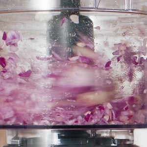 Onze MultiPro XL Weigh is voorzien van een XL-toevoerbuis. Zo kan je je groenten in de lengte snijden voor gelijkmatige reepjes. En door de slimme 3-in-1 duwer pas je de breedte van je toevoerbuis gemakkelijk aan. Zeg dag tegen lange voorbereidingen en hallo tegen efficiëntie. 👋 - Notre MultiPro XL Weigh est équipé d'un tube d’alimentation XL. Il vous permet de réaliser des lamelles de légumes de taille égale. Et grâce au poussoir 3 en 1 intelligent, vous pouvez facilement adapter la largeur du