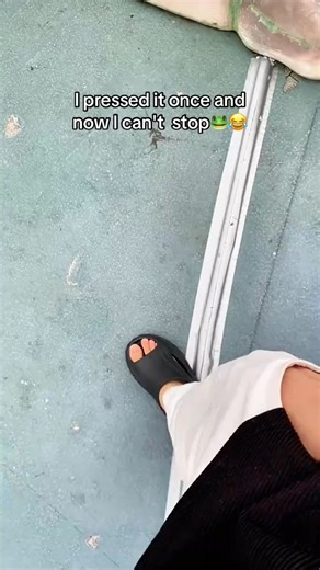 Stressed out? This frog fidget toy is HERE TO HELP! 🐸💥 Press it—you’ll hear a croak see colorful lights! So satisfying. It’s a rechargeable keychain, so you can take this anxiety-relieving fun anywhere. Perfect for decompressing or just being silly. 🎉 | Habitualk