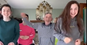 Pogledajte urnebesni video: Svi ukućani tatu uče 'Tik Tok' ples