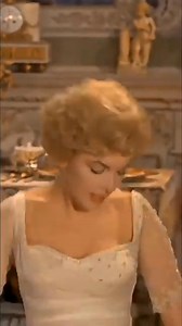 Marilyn Monroe y Laurence Olivier en "The Prince and the Showgirl" 1957. 💋 Una combinación que nadie esperaba, pero que nos regaló momentos inolvidables en la pantalla. La naturalidad de ella frente a la disciplina de él. ✨🎬 #theprinceandtheshowgirl #marilynmonroeforever | Valentina Fernandez