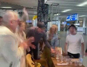 Така си беше на нашето летище,миналата година,на път за Лондон- шампанско, куфари, рокли и всичко по реда…😂 Тази година на 20 май пак ще сме в Лондон и пак ще е знаменито! ❤️ Поетите and London Vol. 2 ❤️ Билети (ако са останали) - https://articket.eu/event/238?h=0&fbclid=PAAabIyVIZGNy7dQYR-5y8NS9NVeTK2yKTB5_u2IrV-4Im1mTbLDikDAHhrBw | Teodora Duhovnikova