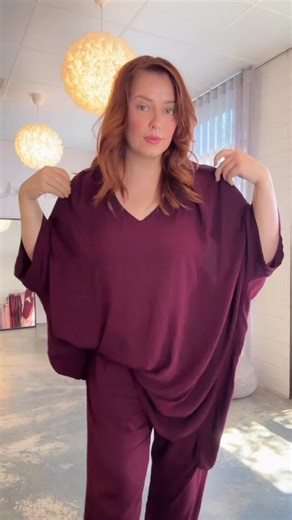 😍 OMG that drape! 😍 Forever obsessed with the way our crinkle rayon falls! 👏🏻👏🏻 #mondaystyle #mondaymood Melz wears the Oversize Layering Top Burgundy (crinkle) & Slim Leg Pant Rayon Burgundy 💕 Harrison Petite LS Dusty Pink (crinkle) & Slim Leg Pant Rayon 💕 | Kennedys Boutique
