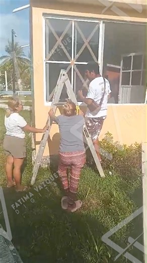 ❗#tulum #puntaallen | Se preparan pobladores de Punta Allen ante la llegada del huracán Beryl Los habitantes de Punta Allen se encuentran en plena preparación para la llegada del huracán #beryl, que se espera impacte el estado de #QuintanaRoo la noche del jueves o madrugada del viernes. Conscientes del peligro que puede provocar este fenómeno meteorológico, los residentes han tomado diversas medidas para proteger sus hogares y pertenencias. Desde tempranas horas de la mañana, los pobladores han 