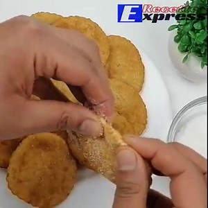 59K views · 622 reactions | Seulement trois 3️⃣ ingrédients et dix  minutes ⏳ et vos beignets au sucre說說說 seront prêts à manger Simples et très gourmands, et aussi moelleux que croustillants | Recette express et inratable | Facebook