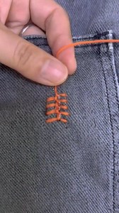 Punya celana jeans kesayangan yang robek? Jangan dibuang! Coba teknik ladder stitch ini. Selain bikin celana kuat lagi, tampilannya jadi makin estetik dengan benang kontras. Simpan video ini buat dicoba nanti ya! 👖✨ #menjahit #DIY #denim #jeans #celana ​#jahitmanual #tipsjahit #perbaikibaju #diyindonesia #tutorialjahit #upcyclingfashion #jahittangan #sewinghacks #denimrepair #sulamtangan #kreatifdirumah #belajarjahit #tipsfashion #zerowastefashion | Oob Je