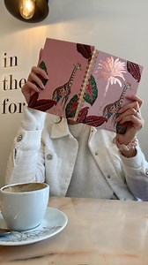 Bucket list de fevereiro: planear mais solo dates!  Pode parecer estranho de início se não estás habituada, mas a tua própria companhia é sempre uma óptima opção! Vai ao teu café favorito, explora um novo hobby ou simplesmente relaxa ✨ #journaling | Purple Pineapple | Facebook